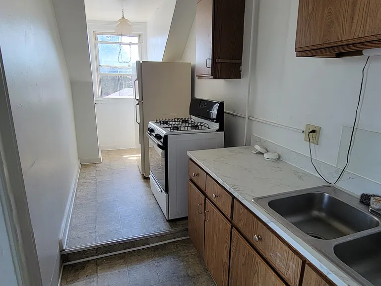 324 W 9th St — Photo 5