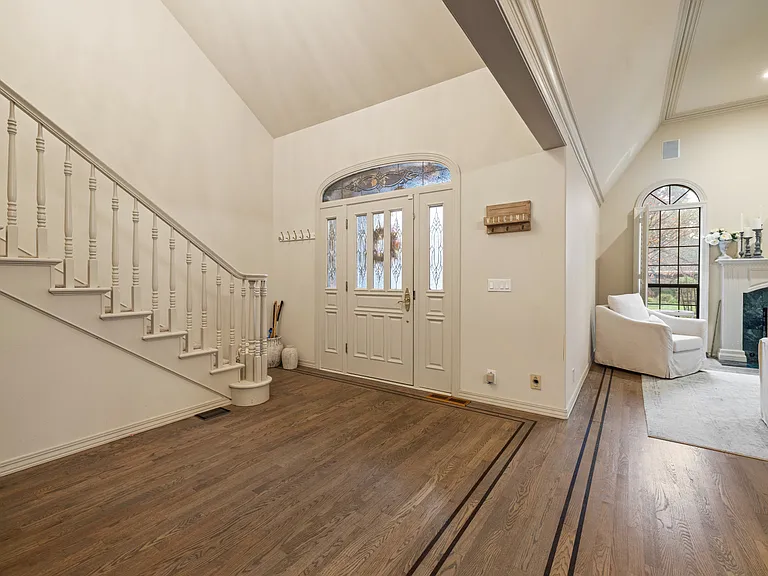 470 Eastin Dr — Photo 3