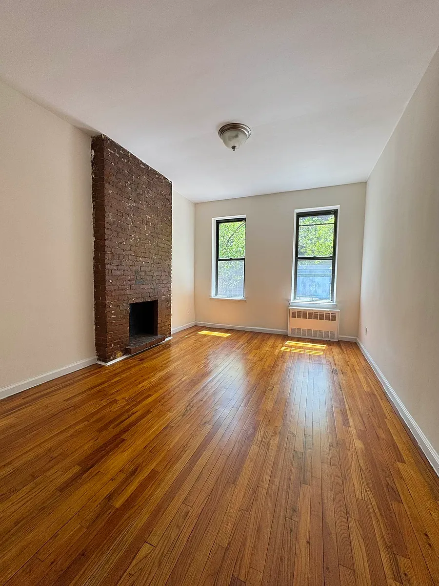 Building Photo - 607 E 11th St #21