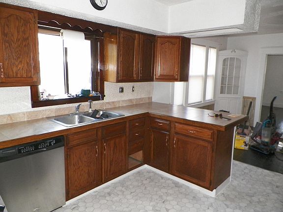 2nd image of 27 Russell Ave #27