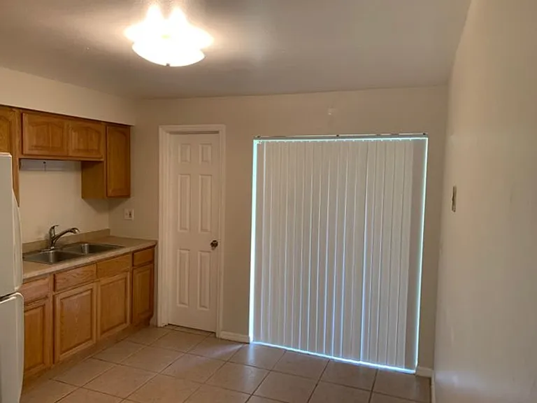 412 Country Lane Dr — Photo 5