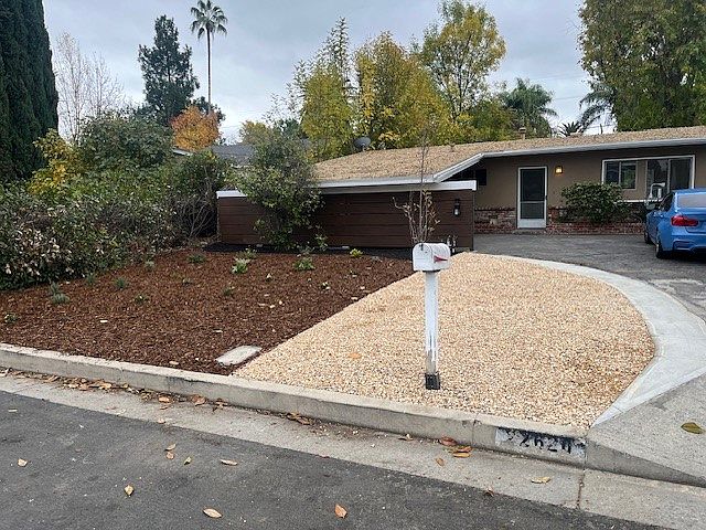 Great location! modern low water use landscaped front yard