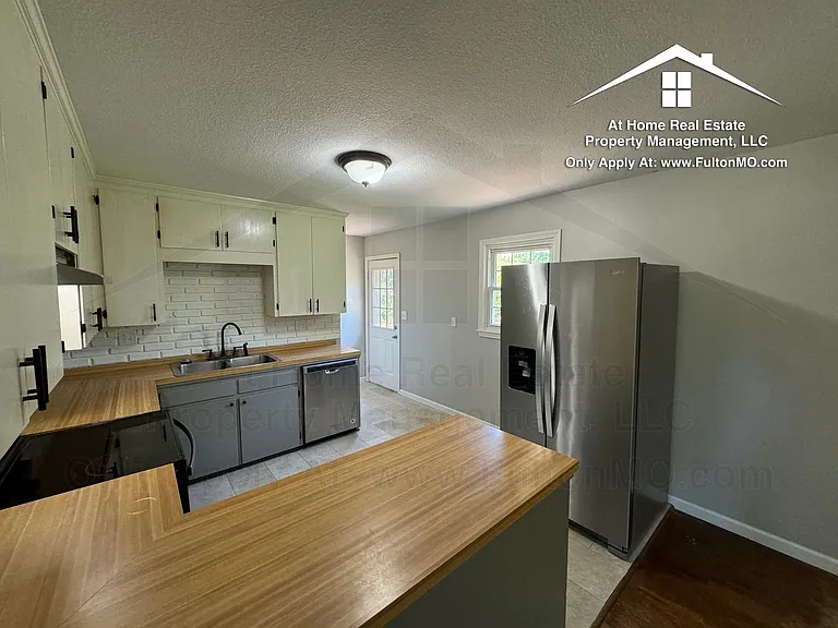 1304 Bradley Ln — Photo 8