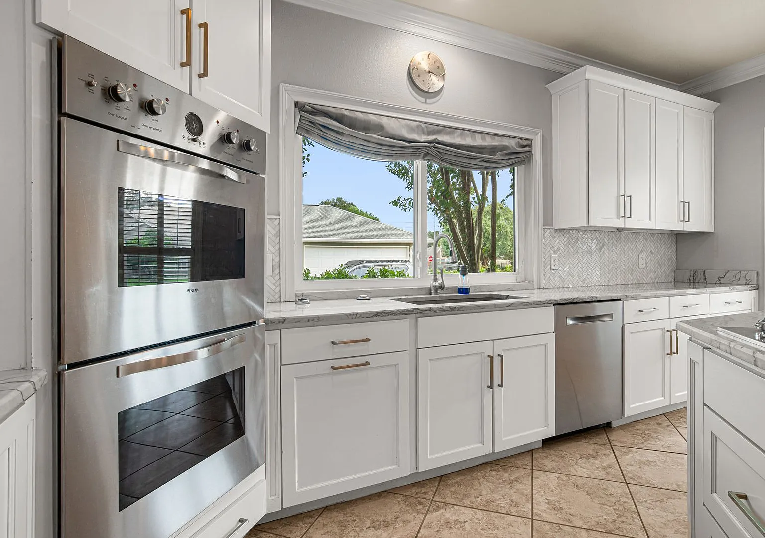 Gorgeous Luxury Pool Home in the Desirable Brittany Forge Neighborhood — Photo 4