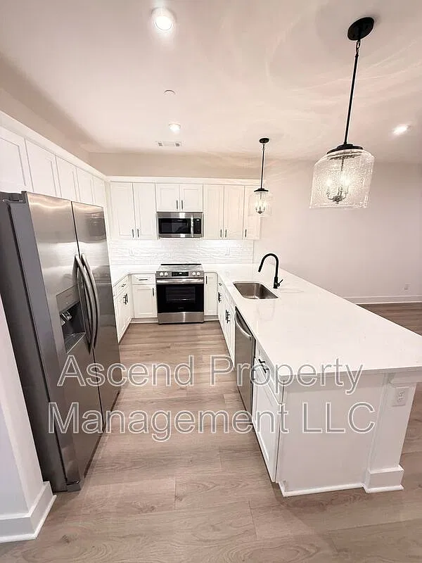3 bed, 3.0 bath, 2329 sqft, $2,400 — Photo 3