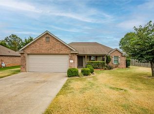 470 N Drewrys Bluff Dr, Fayetteville, AR 72704
