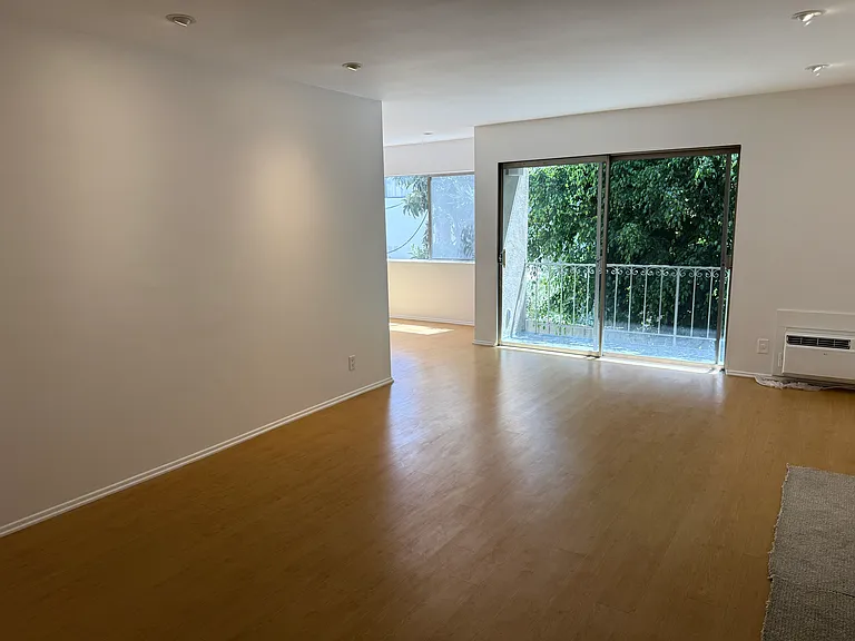 546 N Flores Street — Photo 16