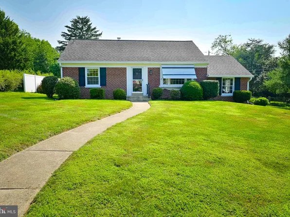 1865 Amity Dr, Lancaster, PA 17601