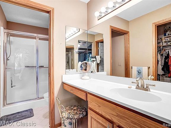 5th image of 877 Persimmon Dr
