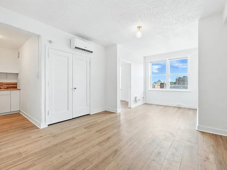 St. Regis Apartments — Photo 16