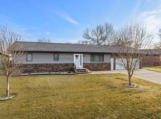 15 Oak Dr, Minot, ND 58701