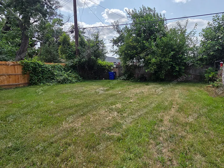 19335 Plainview Ave — Photo 3