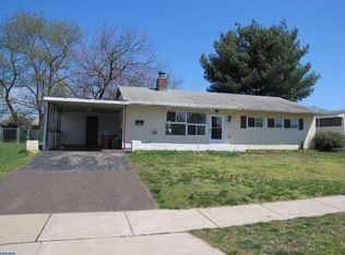 28 Pond Ln, Levittown, PA 19054