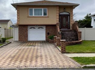 146 E 2nd St, Deer Park, NY 11729