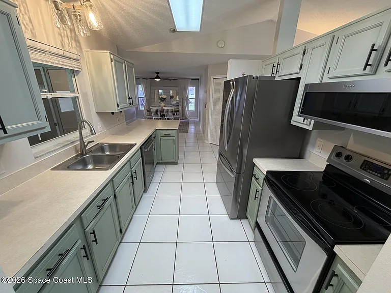 1305 Ambra Dr — Photo 4