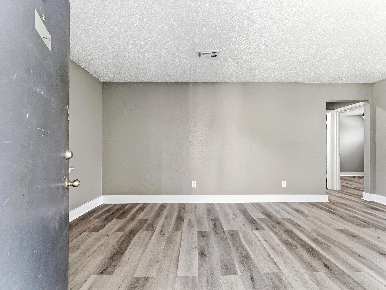 2 bed, 1.0 bath, 5104 sqft, $1,000 — Photo 1