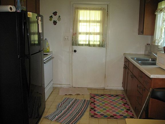 4th image of 126 Rolling Hills Cir