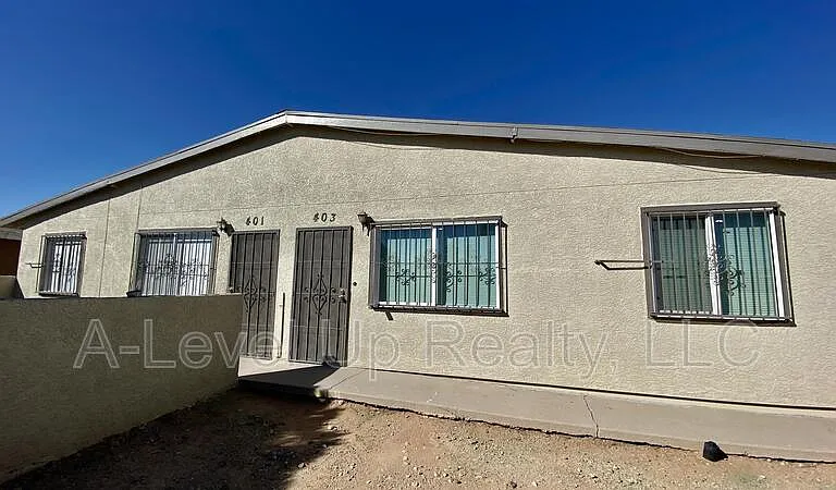 403 E Thoroughbred St — Photo 2