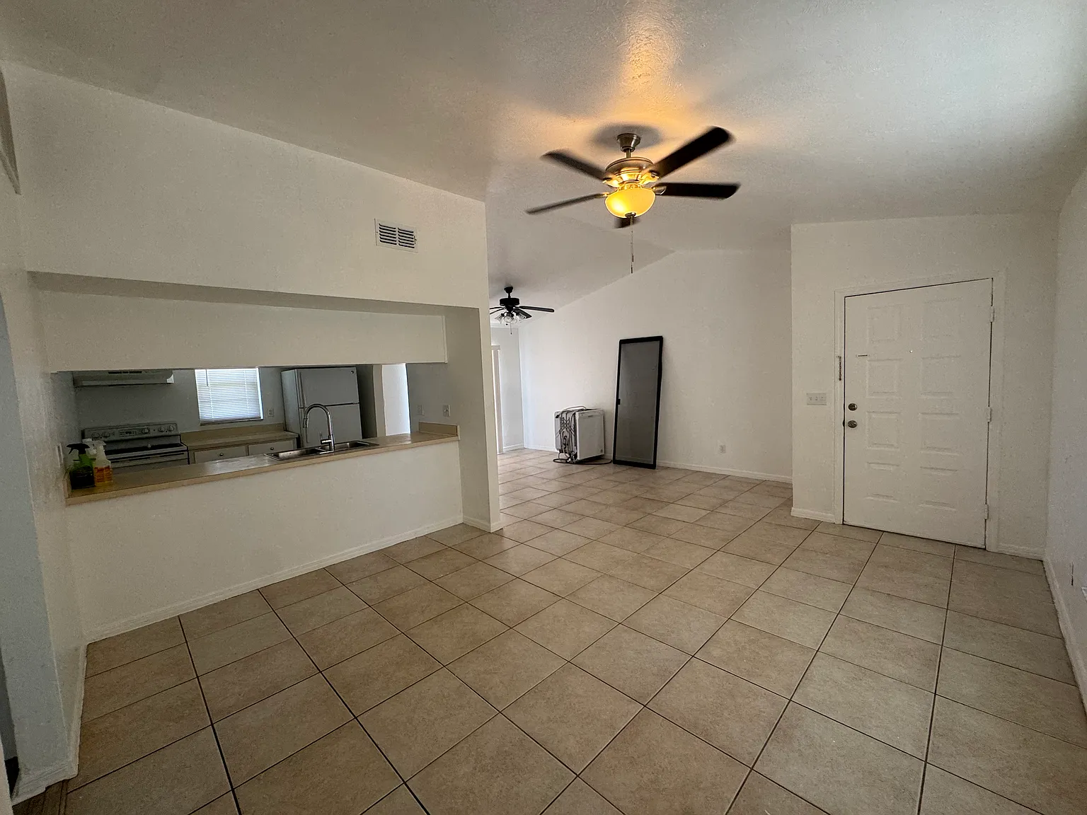 1 bed, 750 sqft, $1,250 — Photo 3