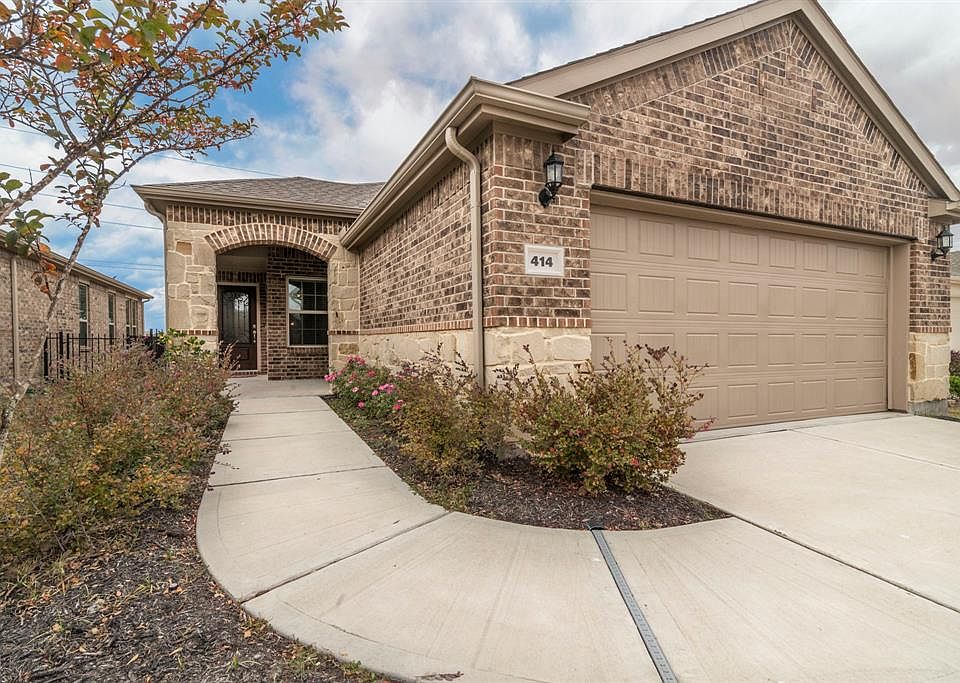 Welcome to this beautiful home at 414 Mistflower Dr. in the community of Del Webb Sweetgrass in Richmond. Located at the end of a cul-de-sac street, this home offers an upgraded elevation, beautiful landscape, sprinklers and an oversized 2 car garage