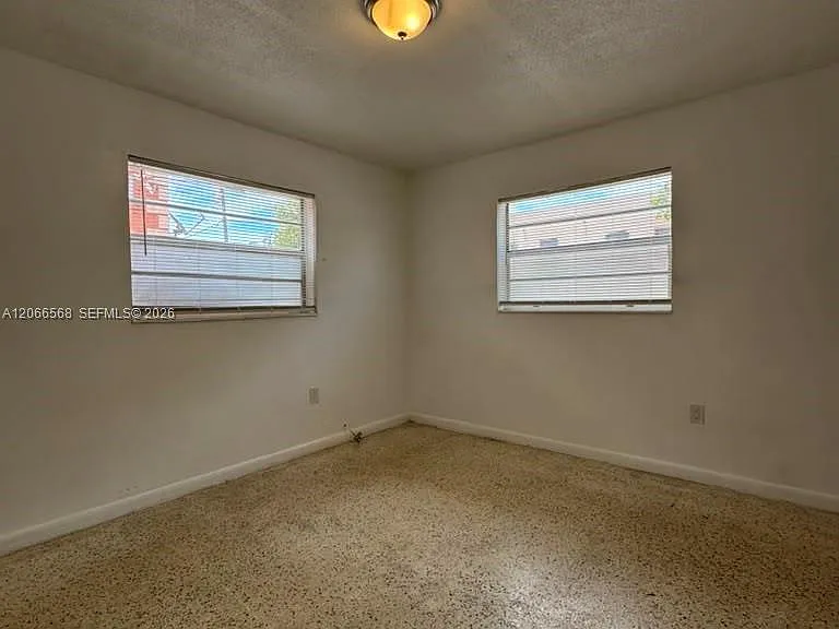 735 W 15th St #4 — Photo 4