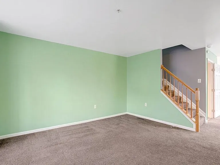 1121 Varney St SE — Photo 6