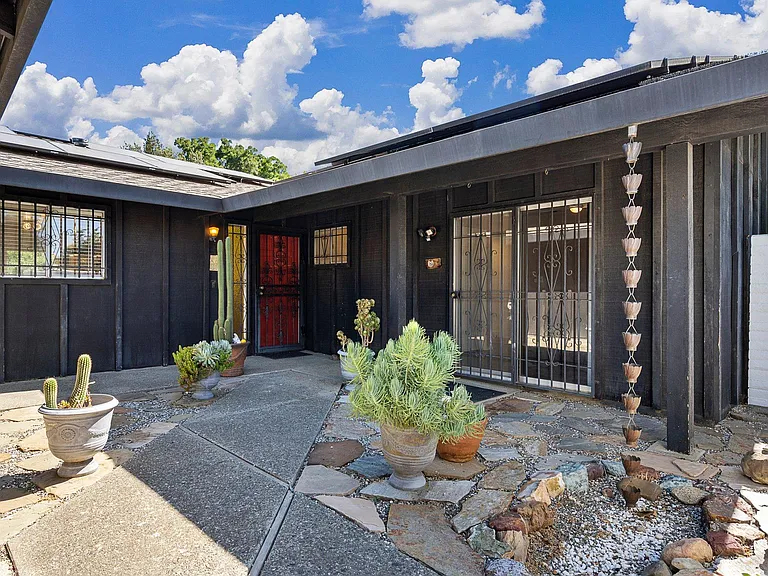 2107 Amador Ave — Photo 2