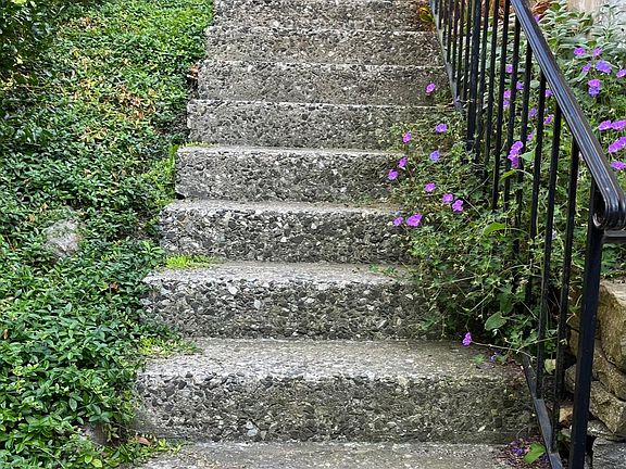 Private steps/entrance to the apartment