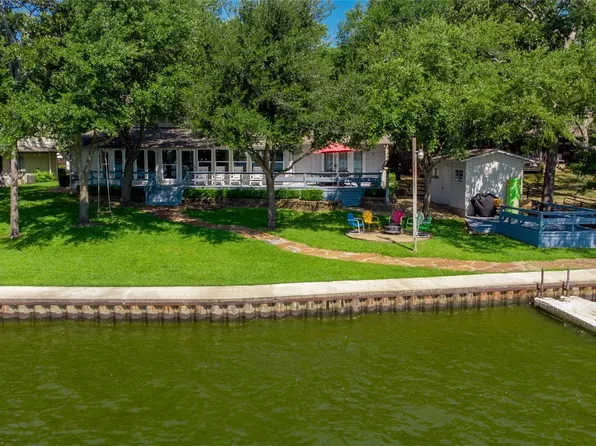 122 Lark Dr, Mabank, TX 75156