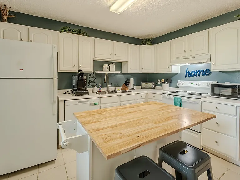 100 Woodstone Dr #18 — Photo 6