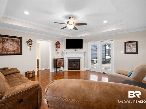 3rd image of 192 San Sabaston St