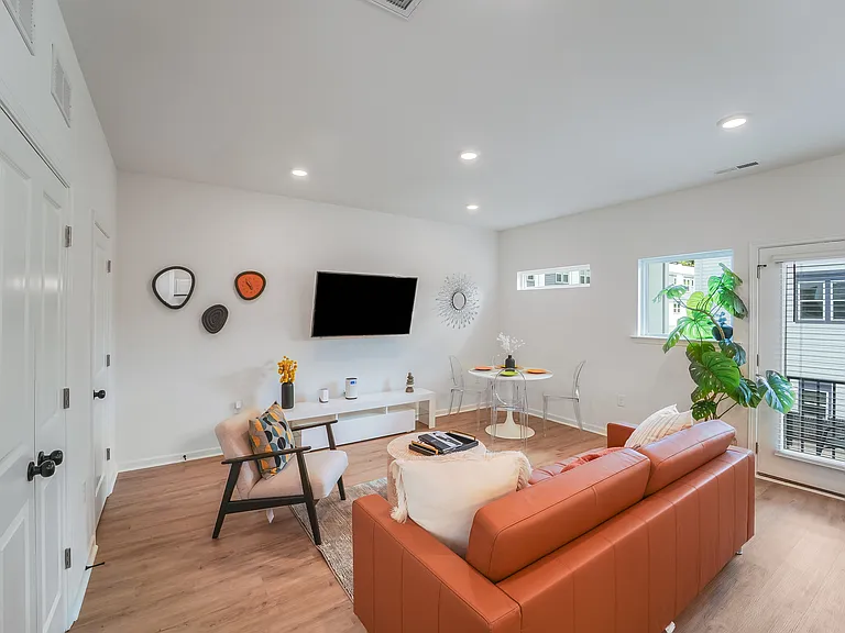 1205 Lomax Ave — Photo 4