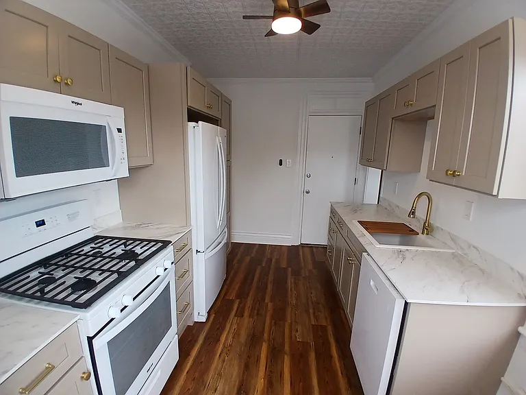 Full kitchen