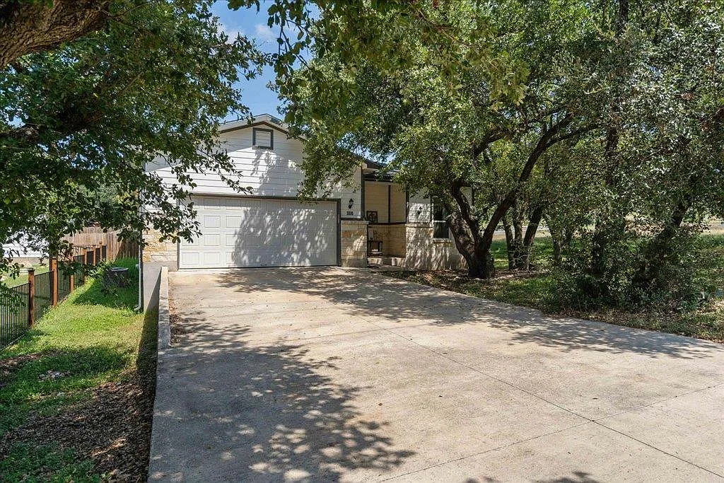 3 bed, 2.0 bath, 1447 sqft, $2,300 — Photo 4