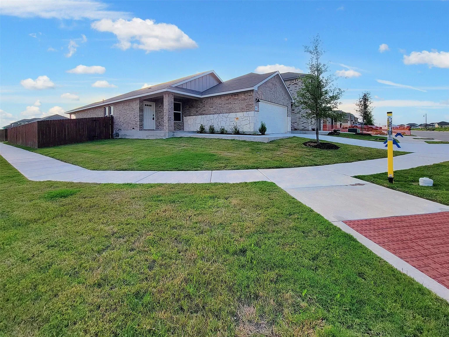 3 bed, 2.0 bath, 1509 sqft, $1,995 — Photo 3