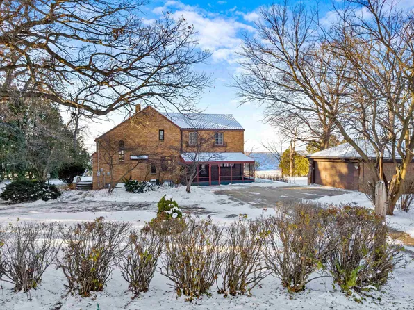 822 Lake Shore Dr, Beaver Dam, WI 53916