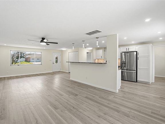 5th image of 1039 Independence Dr