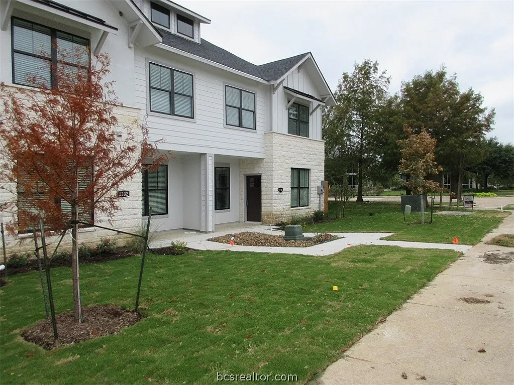 4 bed, 4.5 bath, 1929 sqft, $1,880 — Photo 1