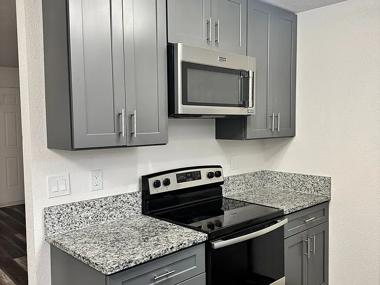 2109 N Walnut St — Photo 1