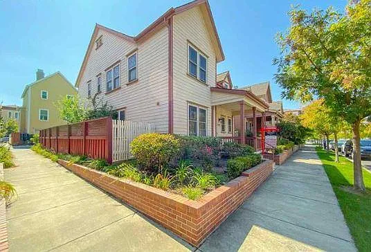2042 Central St photo 1