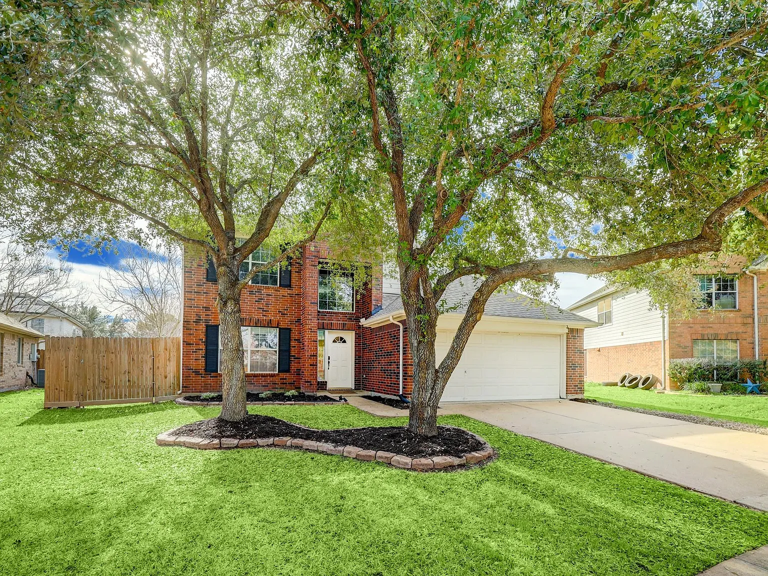 4 bed, 2.5 bath, 2386 sqft, $2,300 — Photo 2
