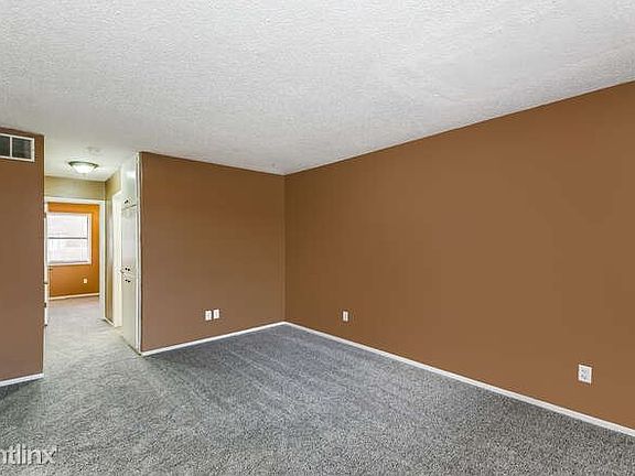 3129 S Bunker Hill Wichita KS-small-003-004-Living Room-666x