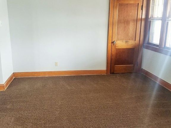 5th image of 554 Woodbury Ave