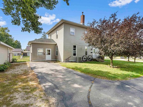 5th image of 424 Commercial St