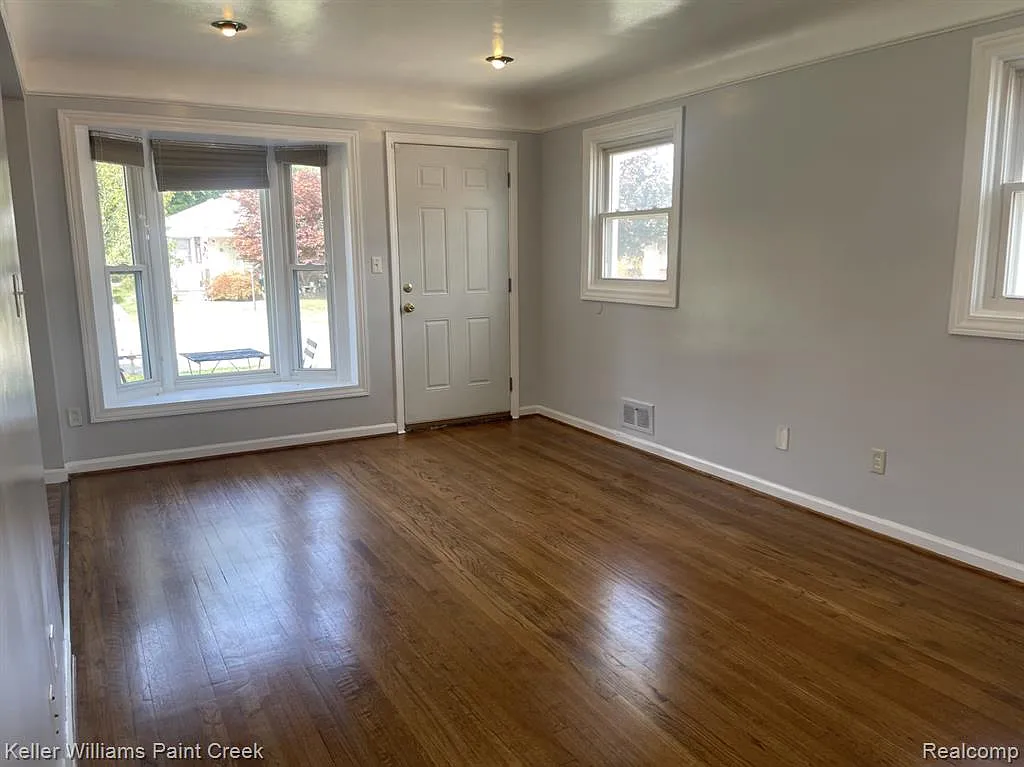 3 bed, 1.0 bath, 1000 sqft, $1,750 — Photo 2