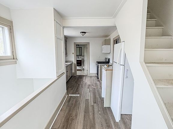 4th image of 205 1/2 Terry Ave