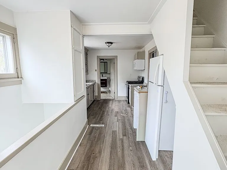205 1/2 Terry Ave — Photo 4