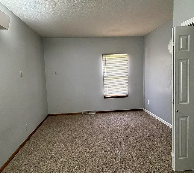 410 W 6th St — Photo 9