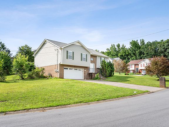 4th image of 915 Hedge Apple Dr
