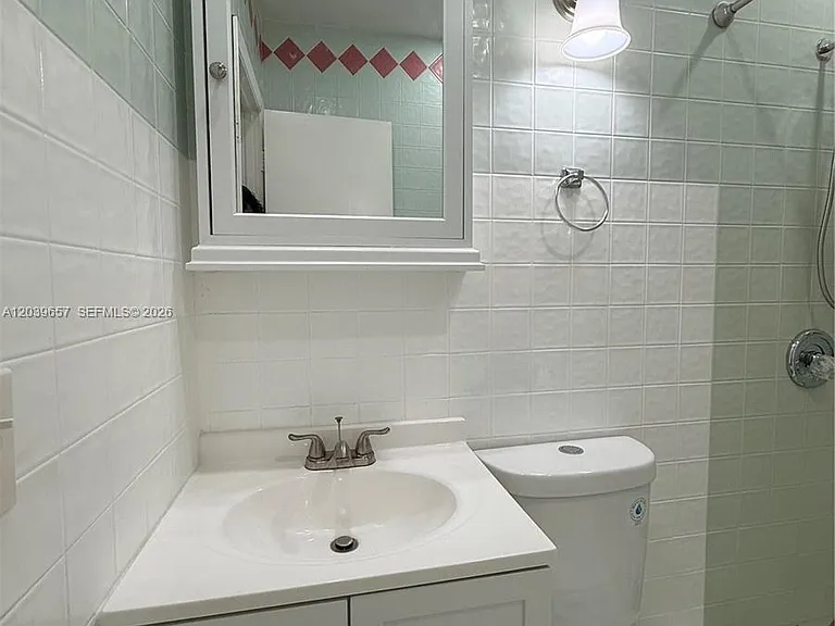 561 W 39th St — Photo 19